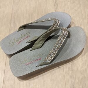 Sketchers yoga foam platform flip flops